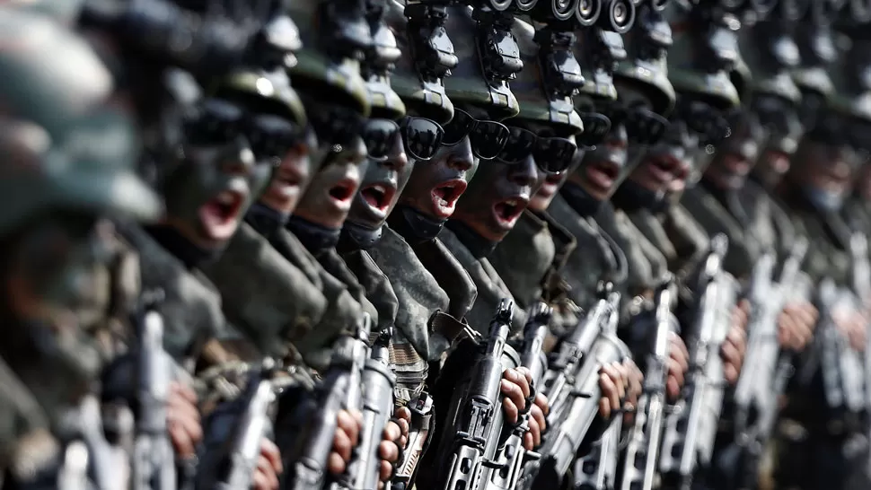 TROPAS. Soldados norcoreanos con sus armas. REUTERS