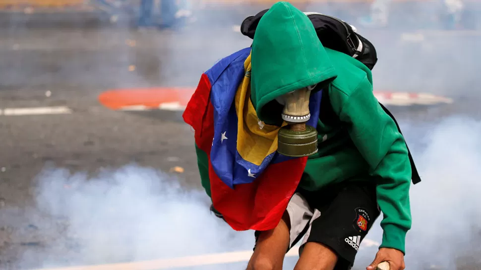 VIOLENCIA. Un manifestante opositor, equipado con una máscara de gas. REUTERS