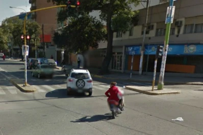 Un joven sufrió un profundo corte durante una pelea en un semáforo de avenida Mate de Luna