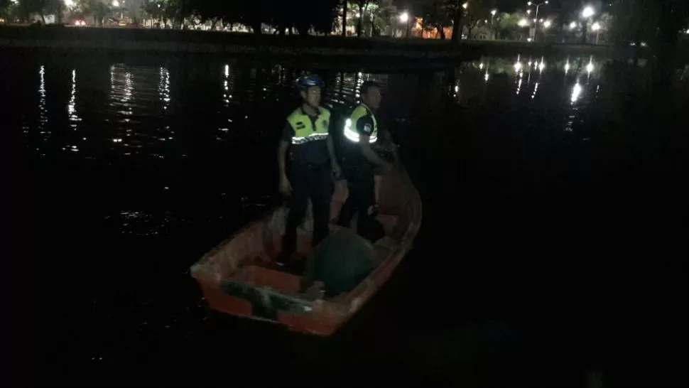 Robó un celular y se arrojó al lago San Miguel para escapar: lo atrapó la Policía en un bote