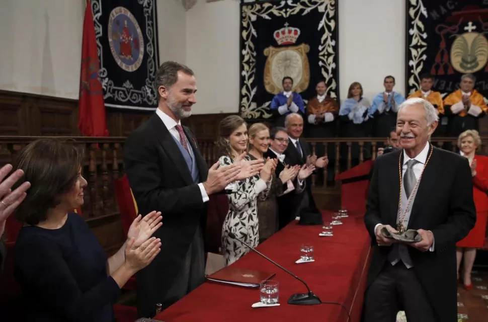 EN ALCALÁ DE HENARES. El rey Felipe VI y su esposa aplauden a Mendoza.  reuters