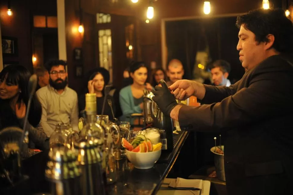 MIÉRCOLES DE TRAGOS. El bartender Sergio Benítez brindó algunos tips de oro de la coctelería durante la charla. LA GACETA / FOTOS DE INÉS QUINTEROS ORIO.-
