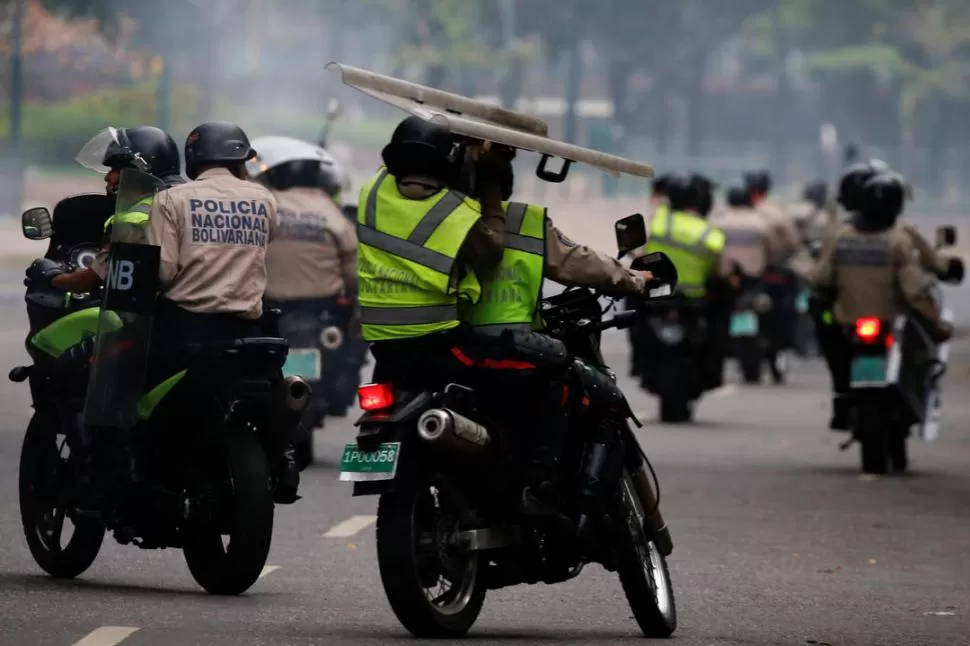 POLICÍAS. Las fuerzas de seguridad se movilizan a pie o en motocicletas. fotos DE reuters