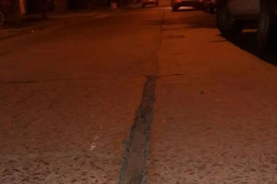 La joven llevaba casco, como se debe, pero el “enemigo” fue la carpeta asfáltica en mal estado