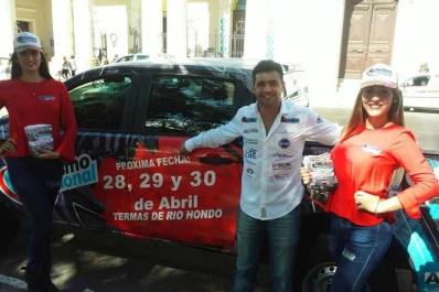 Pilotos tucumanos firmaron autógrafos