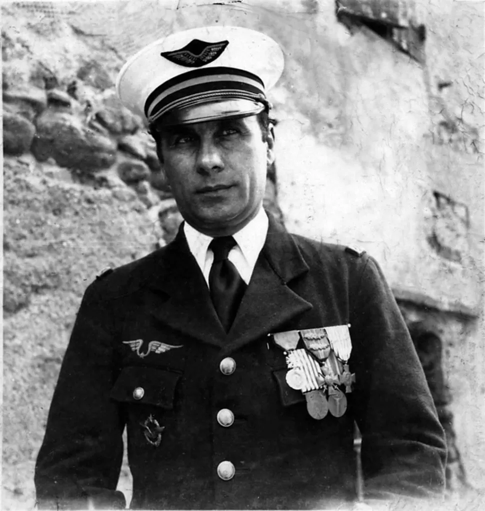JORGE SARIOTTE. El piloto del Aero Club Tucumán, con sus condecoraciones de la Segunda Guerra Mundial. 