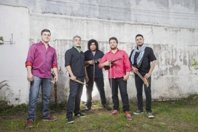 Las 4 Cuerdas celebran su cumpleaños con una peña de amigos