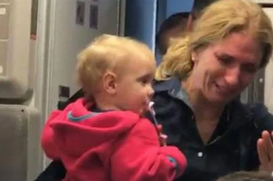 Video: un empleado de una aerolínea fue suspendido por agredir a una pasajera argentina