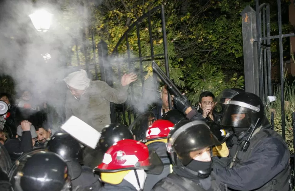 POR LA FUERZA. Manifestantes quisieron ingresar a la casa en la que se encontraban la gobernadora Kirchner y la ex presidenta Cristina Fernández. fotos de telam