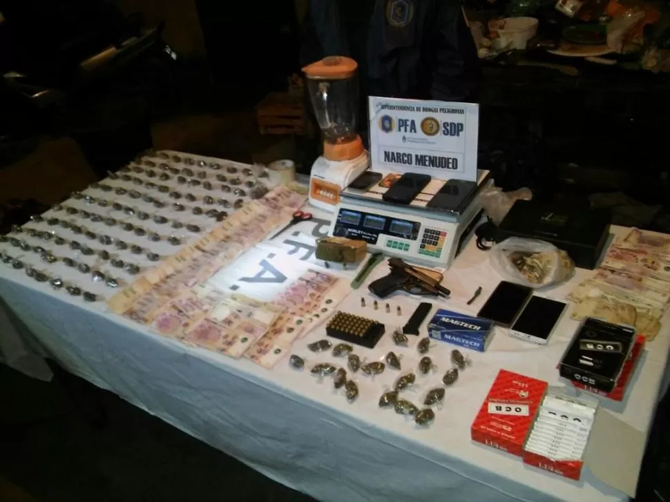 EXITOSO OPERATIVO. La droga, el dinero, las armas y los celulares, entre otros elementos secuestrados por la Federal. policía de tucumán