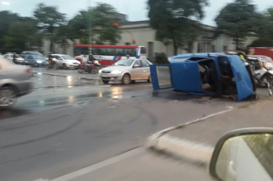 Inseguridad vial: un auto volcó en Sarmiento y Siria; hubo problemas para circular