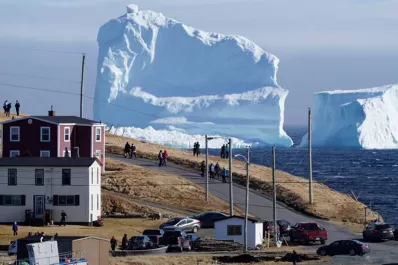 Desde un dron: así se ve el iceberg gigante que está varado en Canadá