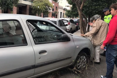 Barrio Norte: una anciana perdió el control de su auto y se estrelló contra un árbol