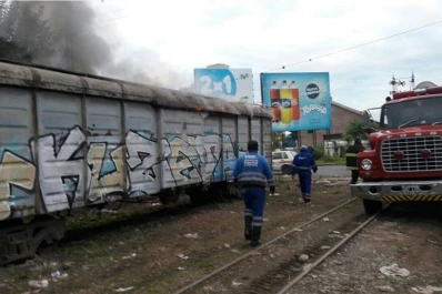 Se incendiaron vagones del ferrocarril a metros del paso a nivel de la calle San Juan