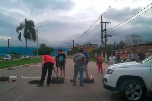Yerba Buena: una protesta de vecinos generó un caos vehicular en la avenida Perón