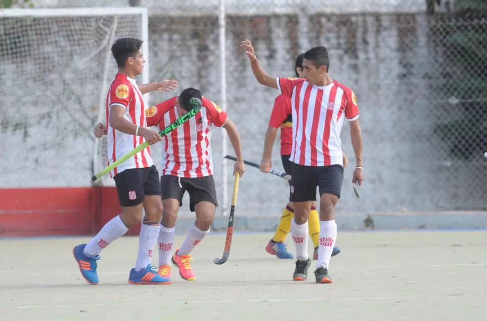 FESTEJO. Cárdenas (izquierda) y Lucas Rivero celebran unos de los goles del líder. la gaceta / foto de franco vera