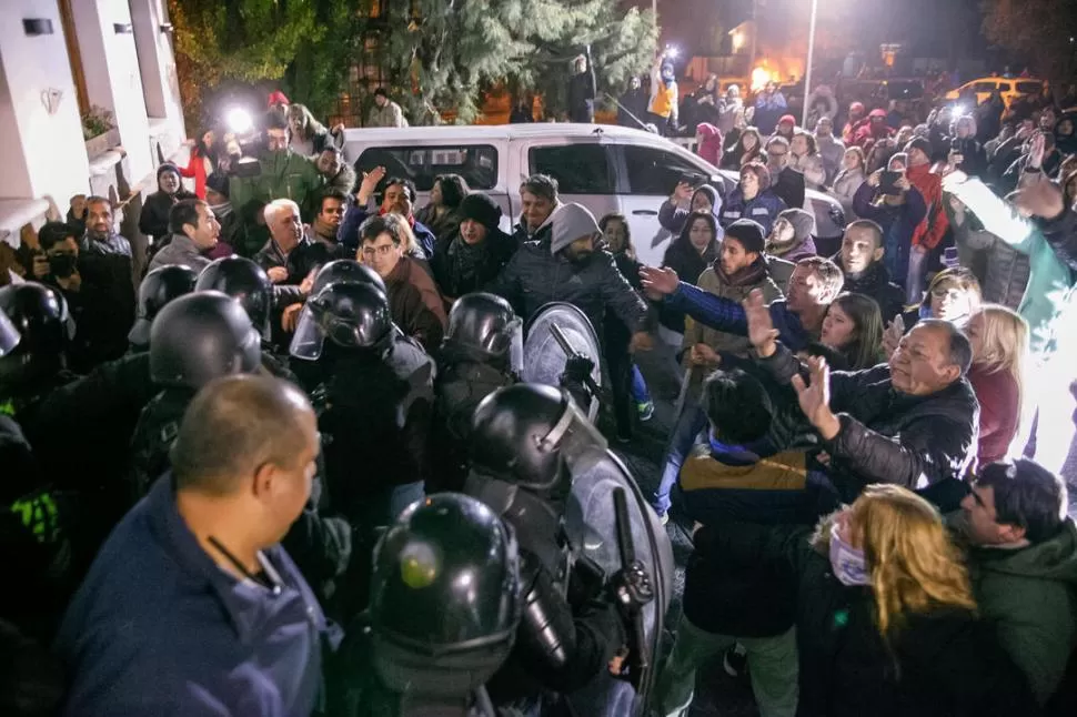PROTESTA EN RÍO GALLEGOS. Un grupo de manifestantes se congregó el viernes a la noche frente a la casa de la gobernadora Alicia Kirchner.  telam