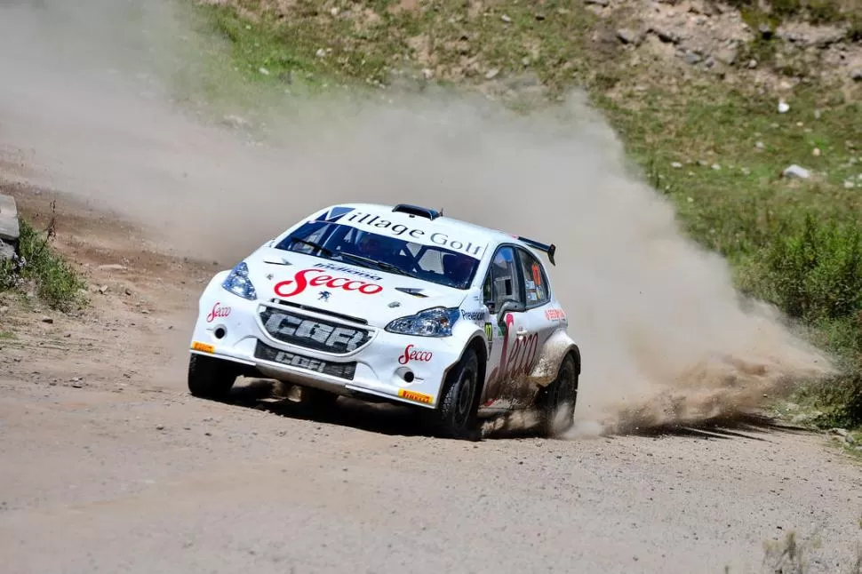 APROVECHÓ. El Peugeot 208 de la Compañía General de Rally que maneja García Hamilton fue tercero en la primera fecha. FOTO / Daniel Ramonell