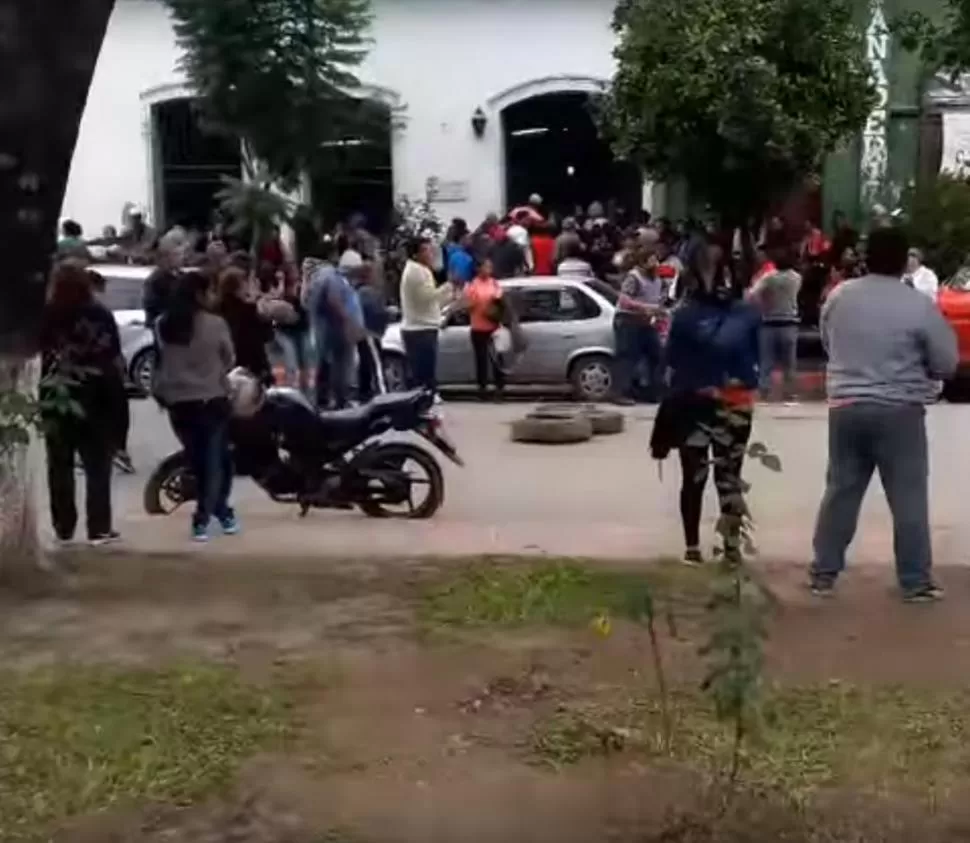 FRENTE A LA CAJA. Vecinos de La Madrid cortaron la calle frente a la sede de Graneros de la entidad crediticia. CAPTURA DE VIDEO