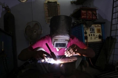 La economía cayó arrastrada por la industria y el comercio