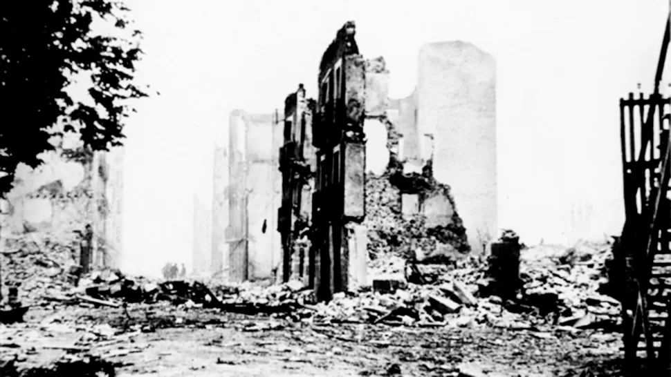 EN RUINAS. La pequeña localidad fue arrasada por los aviones alemanes. TÉLAM