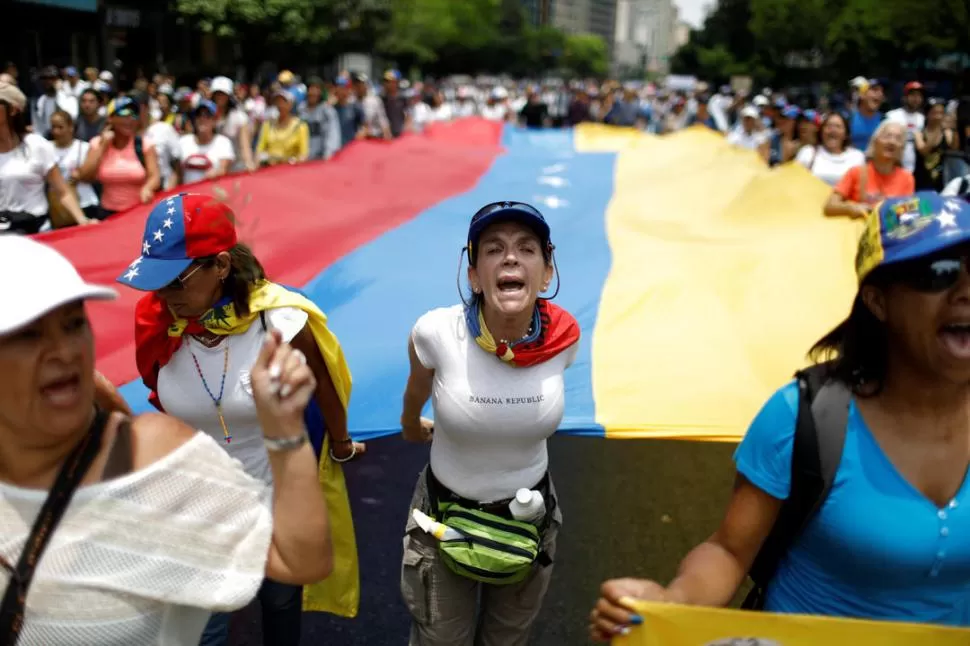 QUIEREN VOTAR. Los venezolanos reprueban la gestión de Maduro. reuters
