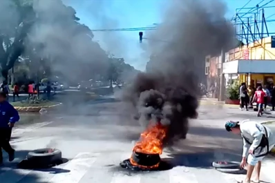 Vecinos del El Sapito cortaron el tránsito en la avenida Aconquija al 1.900