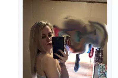 Quiso parecer sexy con una selfie, pero lo que apareció en la ventana sorprendió todos