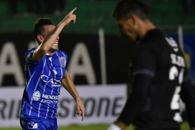 Godoy Cruz ganó en Bolivia y quedó cerca de la clasificación