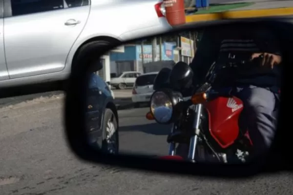 Tenés la goma baja: alarma por una nueva modalidad de robo en los semáforos
