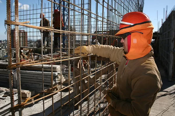 La construcción mejoró un 10,8% en marzo y cortó 14 meses de bajas
