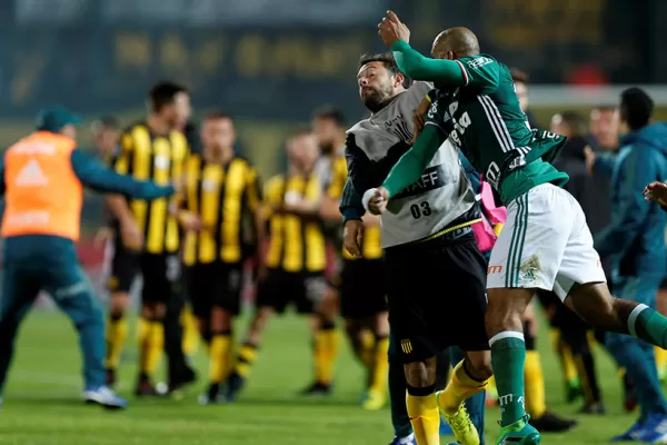 La Conmebol suspendió a tres jugadores de Peñarol por los incidentes con Palmeiras
