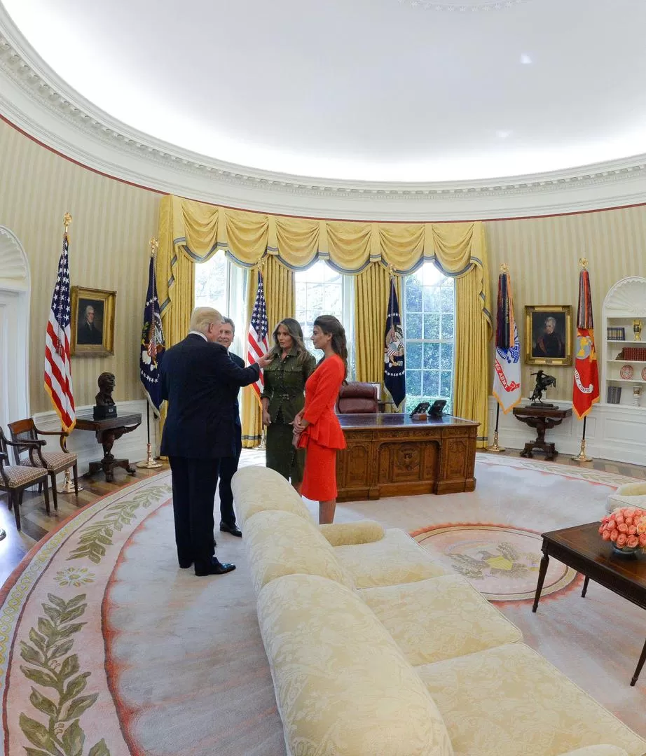 EL SALÓN OVAL. Ambos presidentes con sus respectivas primeras damas, charlaron animadamente en el famoso recinto de la Casa Blanca. reuters