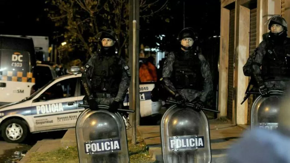 La policía lleva más de 12 horas frente a la casa donde se encontró el cuerpo de Araceli Fulles, en San Martín. (DYN)

