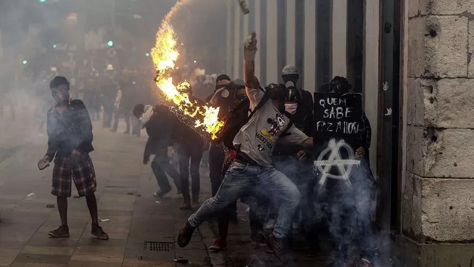 Manifestantes enfrentan la policía durante la huelga general convocada hoy. FOTO TOMADA DE CLARIN.COM