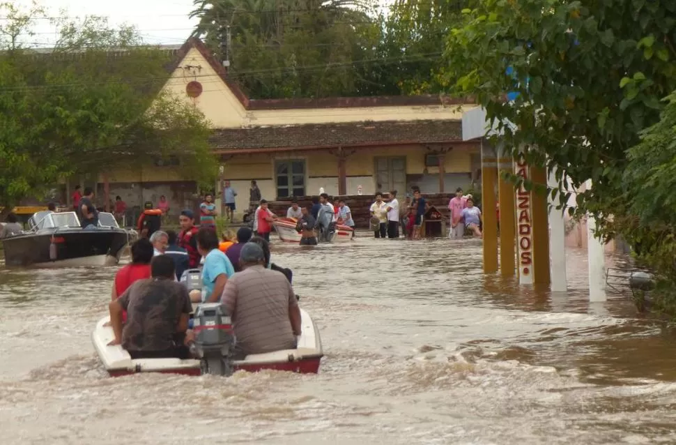 DESBORDE Y DESASTRE. La comuna de La Madrid fue una de las más afectadas por la crecida del río Marapa: el pueblo quedó sumido bajo el agua. la gaceta / foto de osvaldo ripoll