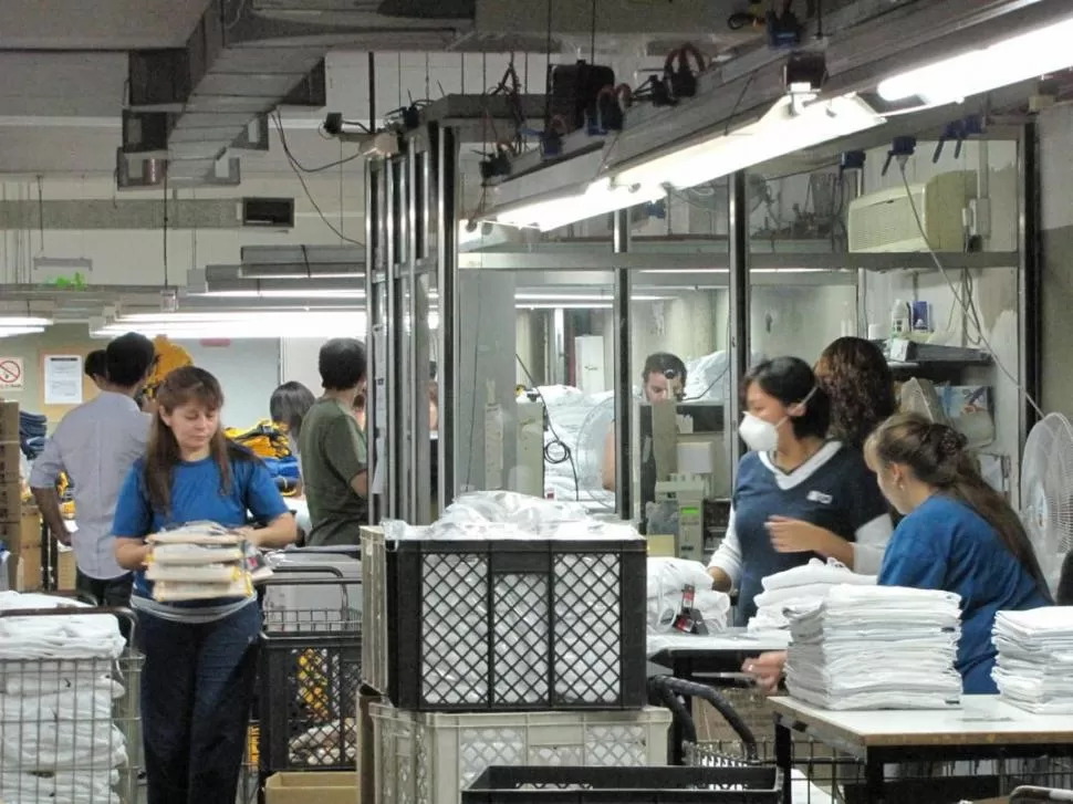 DESPLOME. El sector textil tuvo la peor performance, con bajas del 18% en marzo y del 17,2% en el trimestre. ARCHIVO