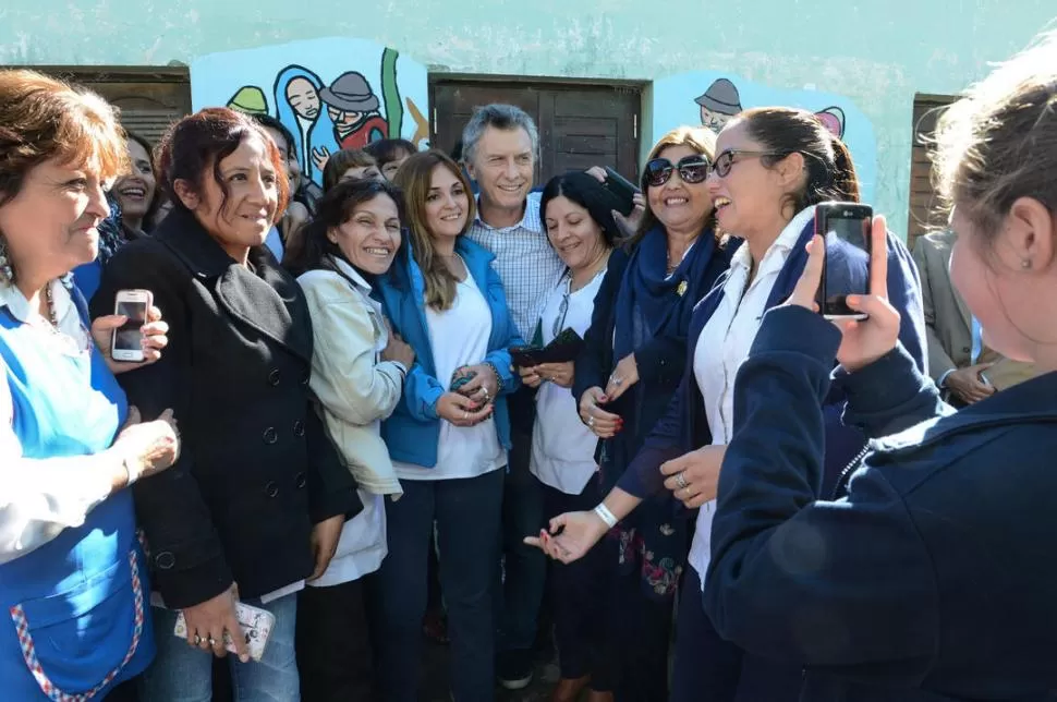 TEMA DE DEBATE. Macri abraza a maestras del sur. La visita del Presidente del lunes 10 generó cruces en el recinto. presidencia de la nación