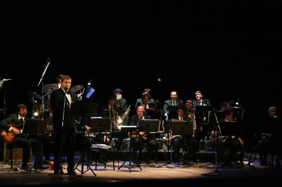 FIELES AL VIEJO ESTILO. Una veintena de músicos integra la Stars Big Band, que recorrerá clásicos del jazz en el teatro San Martín esta noche. 