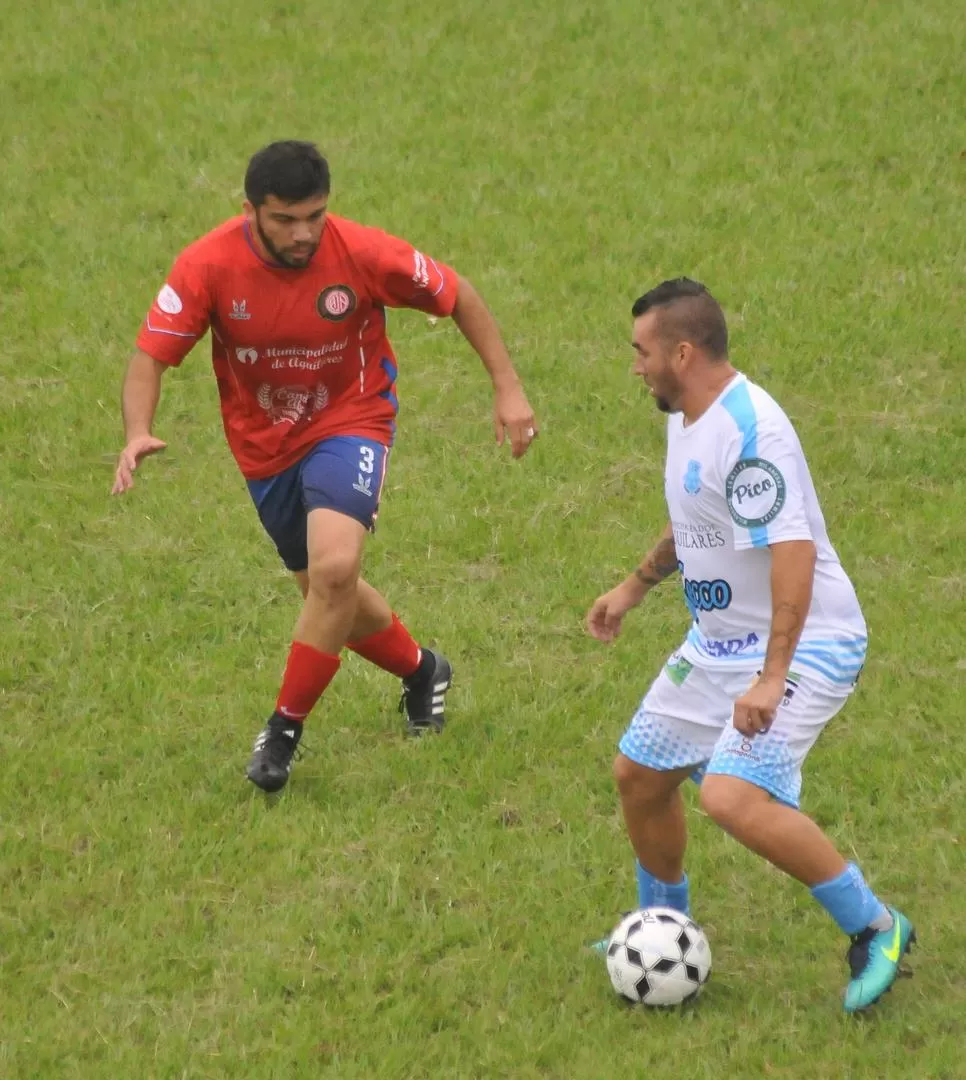 MARCA ESPECIAL. Ariel Aragón, de Deportivo, lleva la pelota ante la mirada de Roque Carrizo.  la gaceta / foto de Osvaldo Ripoll (archivo)