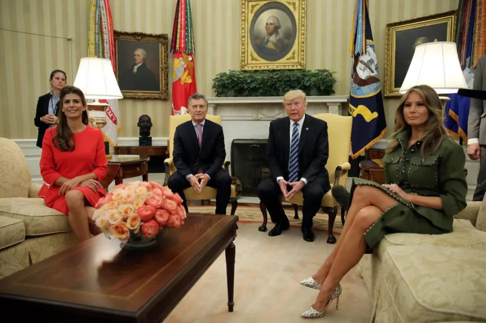 EN LA CASA BLANCA. El matrimonio argentino Juliana y Mauricio Macri aparece junto al presidente Donald Trump y a su esposa, Melanie, en el Salón Oval, durante la reunión privada concedida en Washington. Reuters.