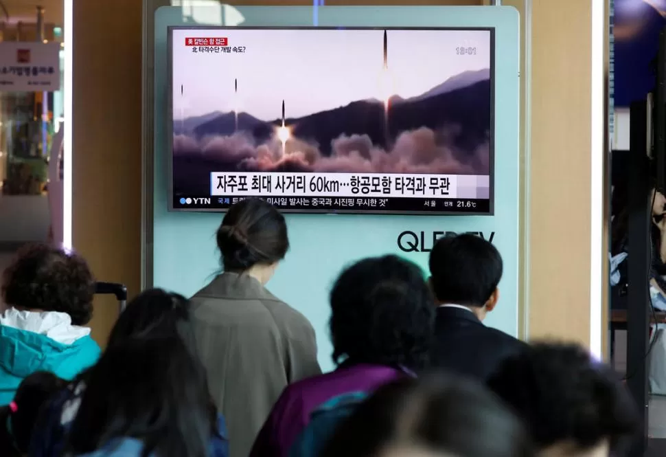 LANZAMIENTO. El misil desvió su trayectoria habitual, informó Corea del Sur. reuters