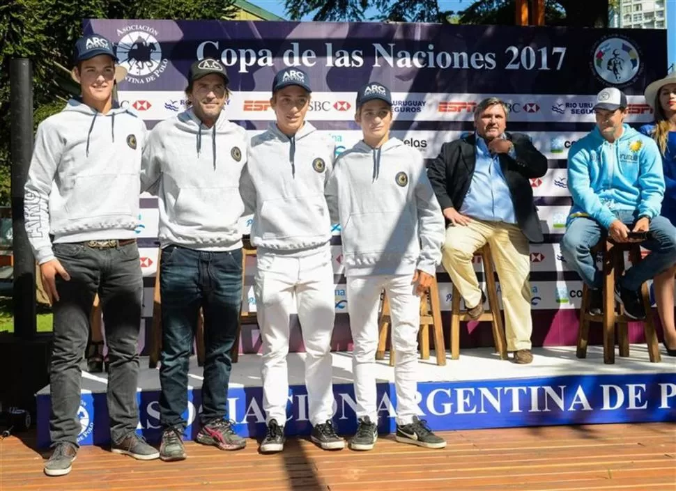 FESTEJO. “Adolfito” Cambiaso (segundo desde la izquierda) jugó para Argentina, que venció ayer 15-6 a Uruguay, en Palermo. lanacion.com