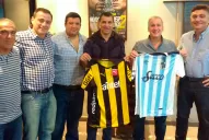 Los dirigentes de Atlético y Peñarol cenaron juntos e intercambiaron camisetas