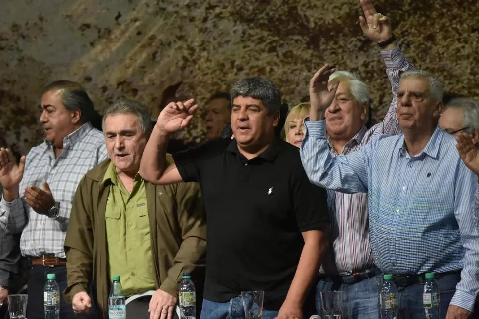 POSTURA CRÍTICA. Juan Carlos Schmid (segundo desde la izquierda) junto al resto de la cúpula cegetista criticó duramente al gobierno de Mauricio Macri. Dyn