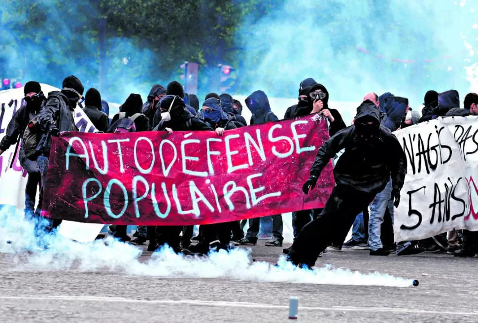 PARÍS, 1 DE MAYO. Entre la nube de gas lacrimógeno, los manifestantes elevaron sus protestas políticas y sociales contra ambos candidatos al Elíseo. reuetrs