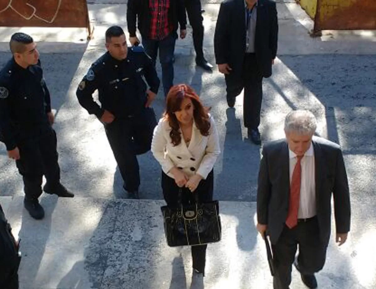 CRISTINA FERNÁNDEZ. La ex presidenta, mientras ingresaba esta mañana a los tribunales. DYN