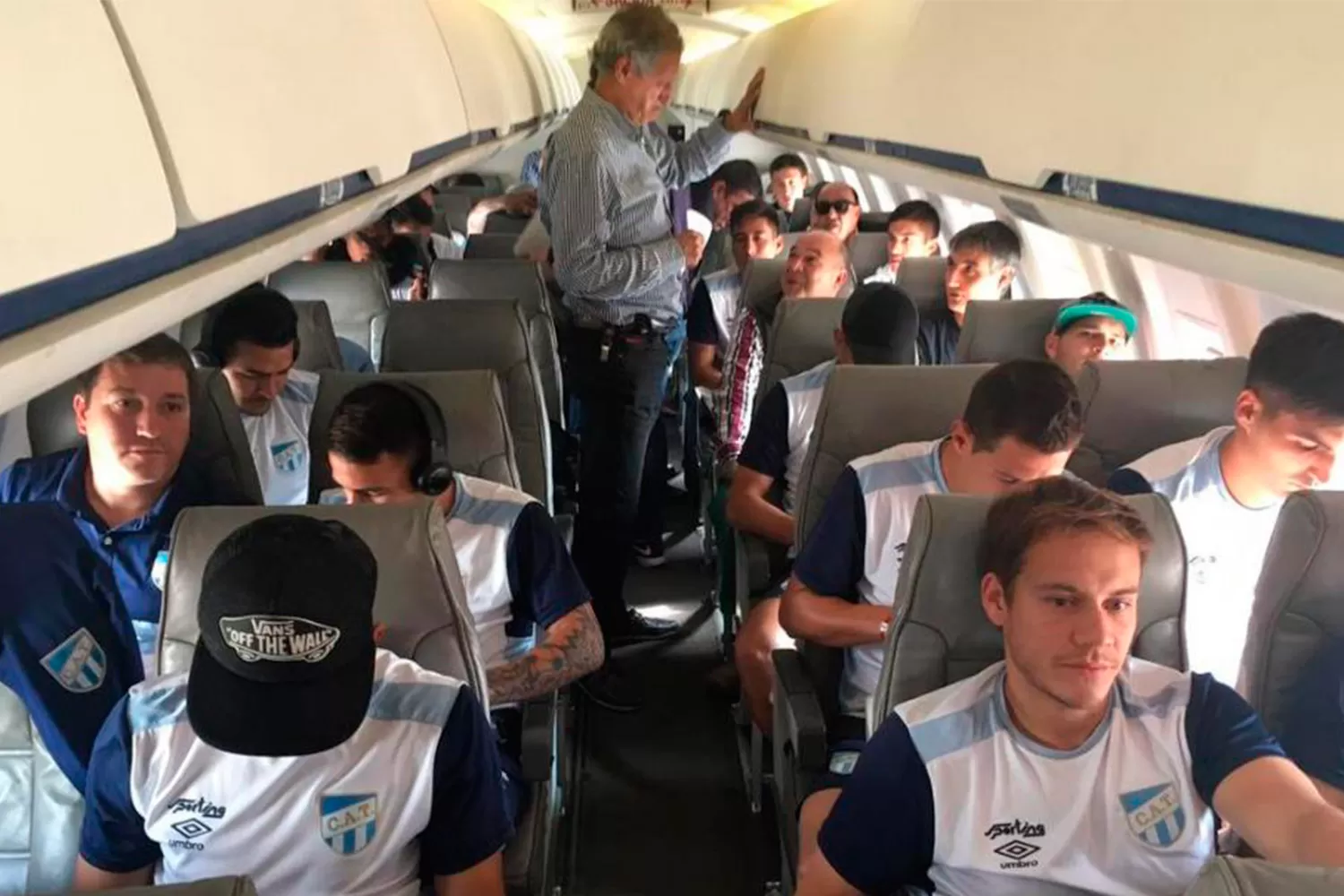 A BORDO. El plantel viajó a Cochabamba en un avión con capacidad para 50 pasajeros. ARCHIVO LA GACETA / FOTO DE NICOLÁS IRIARTE