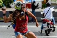 Ella es la mujer maravilla que protesta contra Maduro