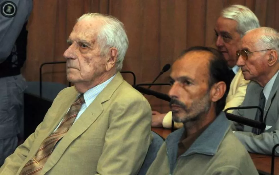 EN 2011. Luis Muiña (a la derecha de Reynaldo Bignone) escucha la condena a 13 años de prisión. foto de archivo
